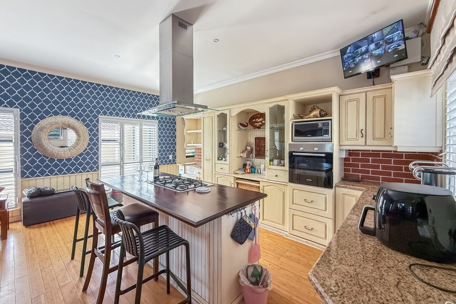 5 Bedroom Property for Sale in Plattekloof Western Cape